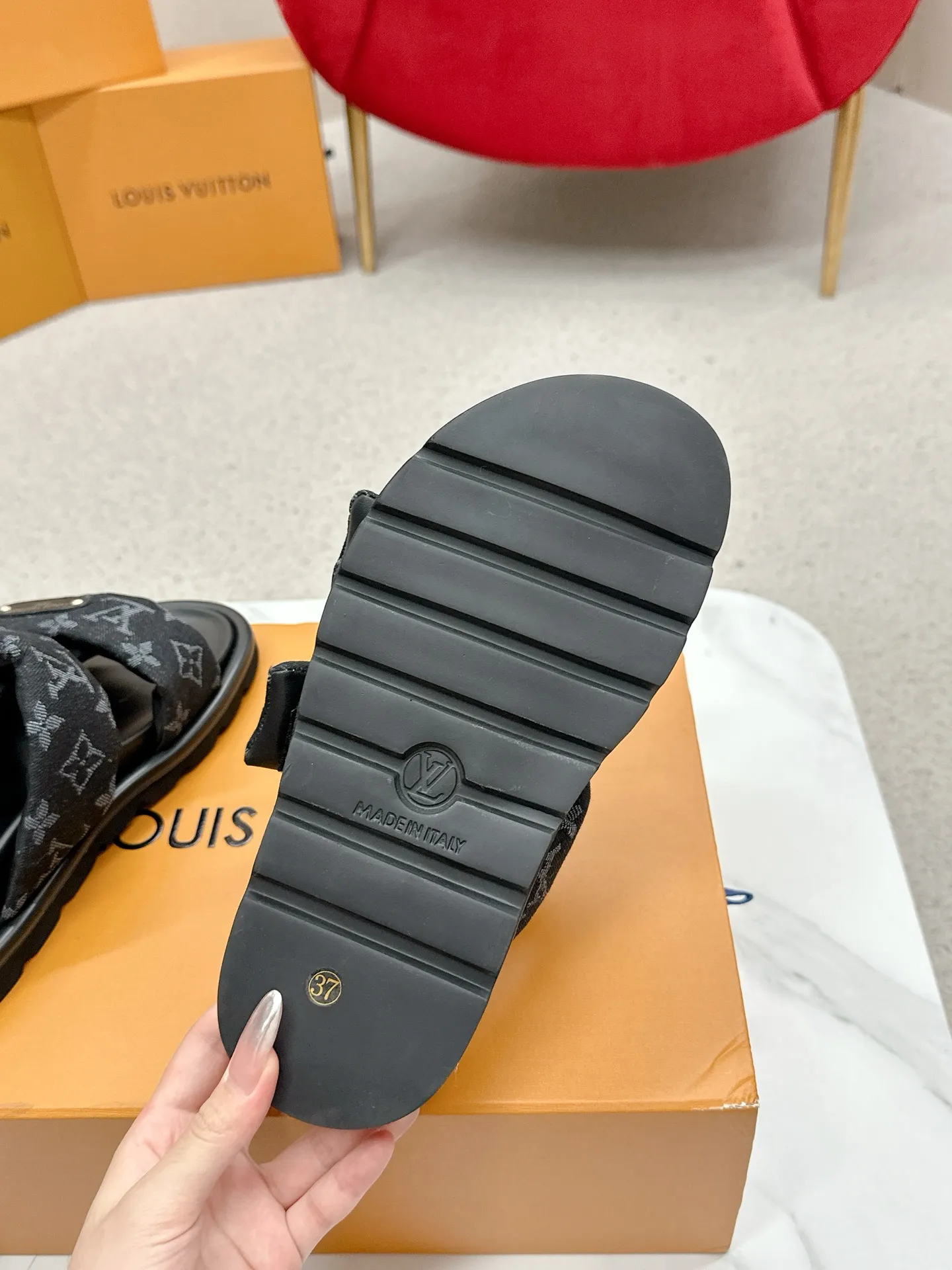 P340 yuan LV Louis Vuitton Full of high-end feel! A popular model among bloggers at home and abroad, it’s retro and fashionable, and looks stunning on your feet! Mainly recommended model on the official website★ ━━━━━ ЅᏇєєt ━━━━━ ▪️Upper: original calfskin ➕5D printing process ▪️Inner: imported mixed sheepskin ▪️Outsole: original molded foam outsole ▪️Size: Female 35-40 Men's 39-44 (women's 41 men's 45)